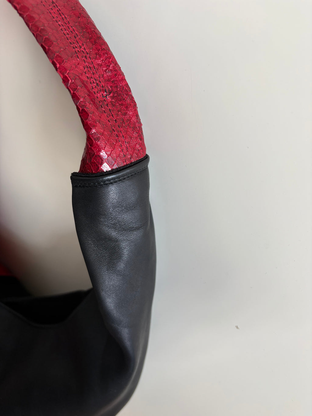Borsa Reborn - pelle nera & pelle stampa pitonata rossa