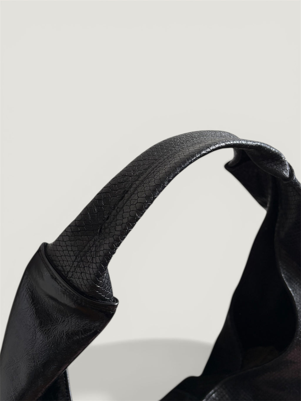 Borsa Reborn - pelle lucida nera & pelle stampa pitonata