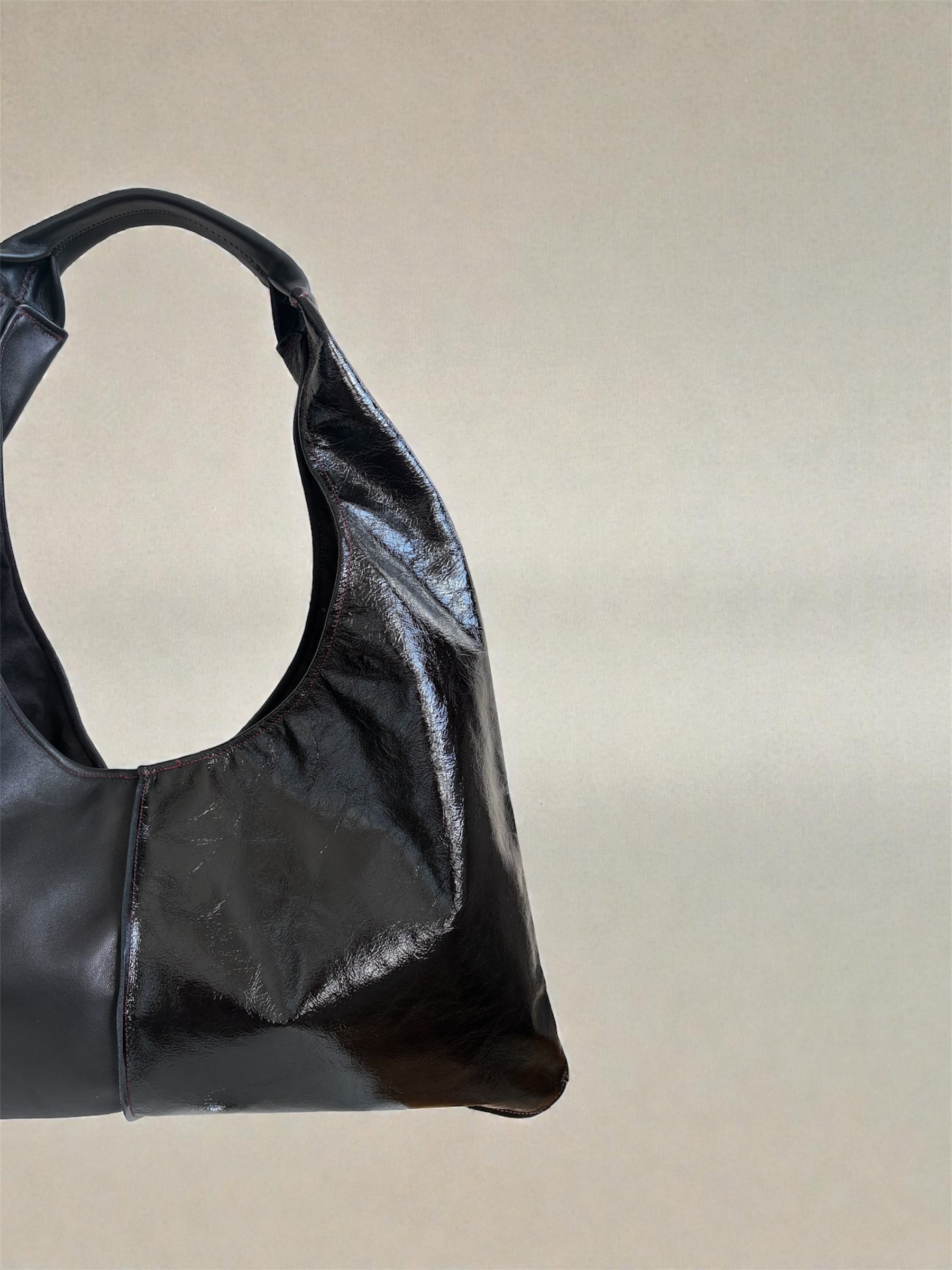 Borsa “Reborn” pelle lucida nera & pelle liscia nera