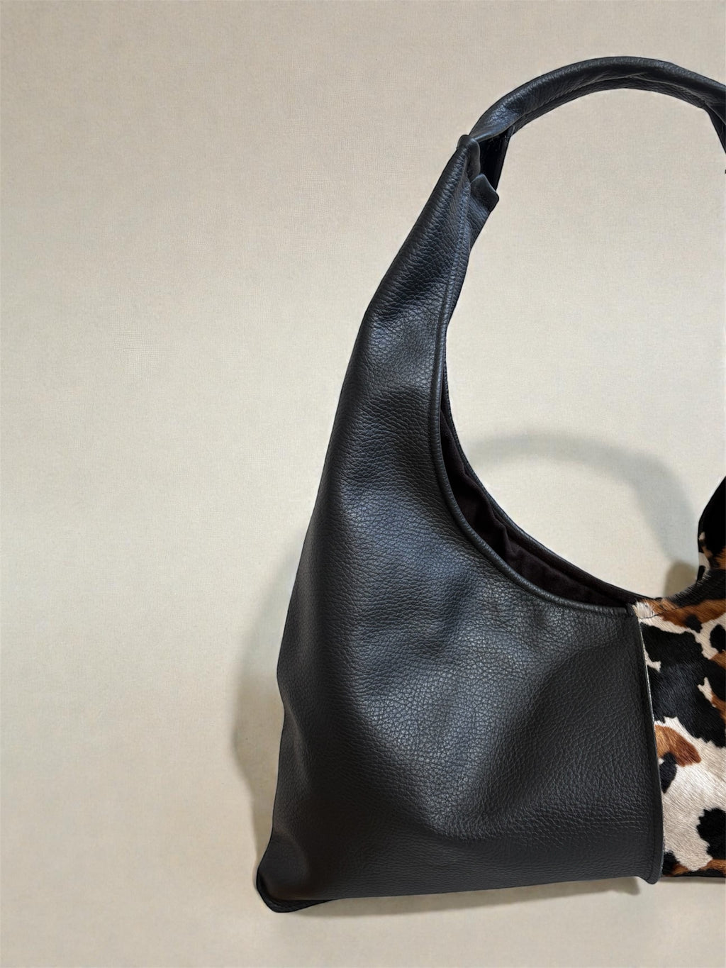 Borsa Reborn - cavallino muccato & pelle martellata nera