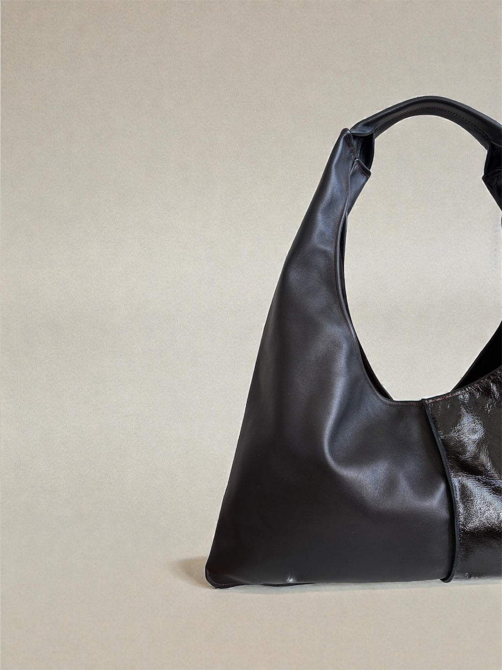 Borsa Reborn - pelle lucida nera & pelle liscia nera