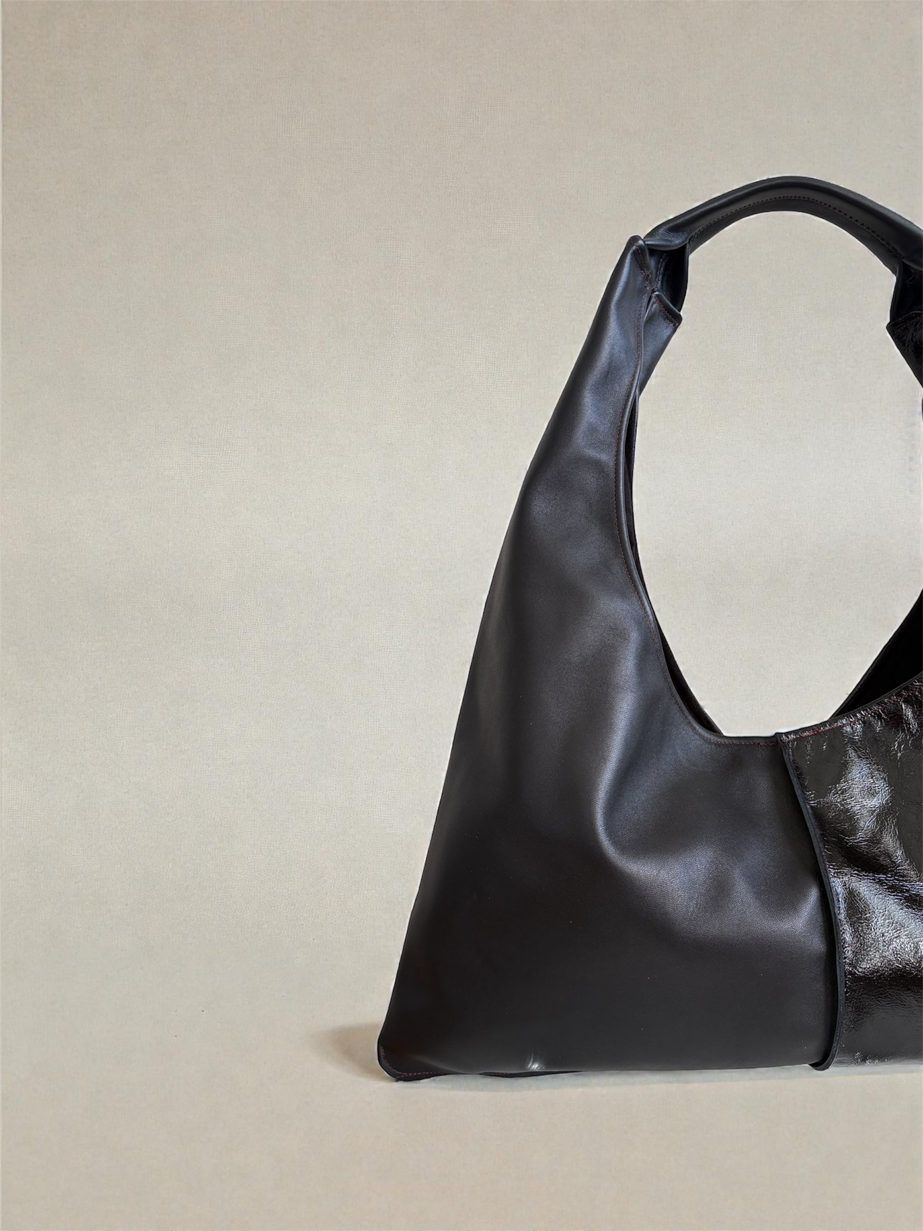 Borsa “Reborn” pelle lucida nera & pelle liscia nera