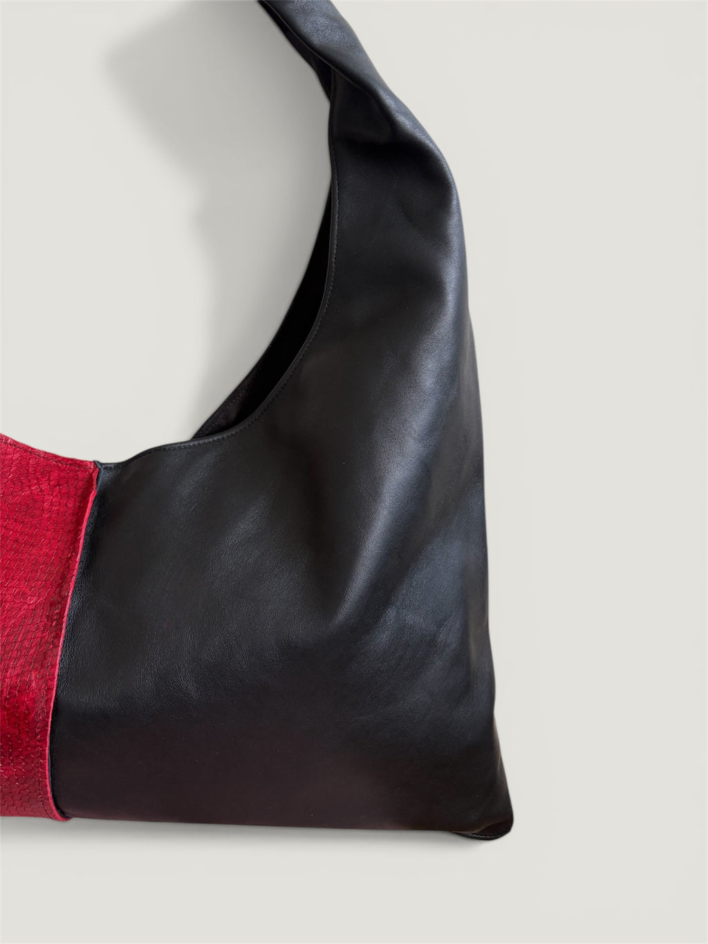 Borsa Reborn - pelle nera & pelle stampa pitonata rossa