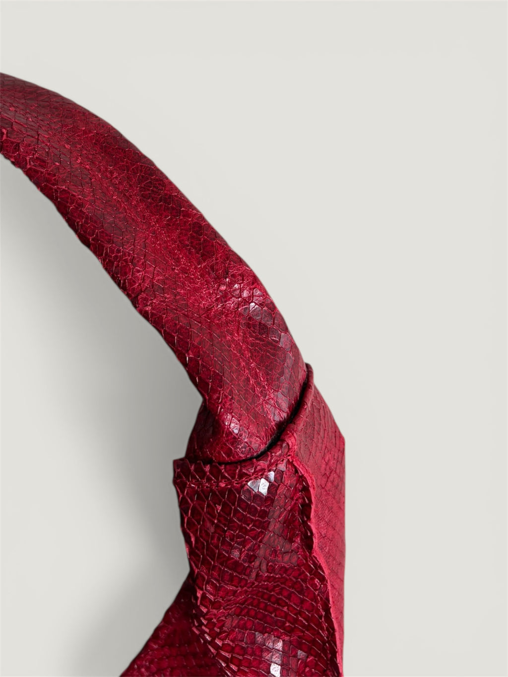 Borsa Reborn - interamente in pelle rossa stampa pitonata