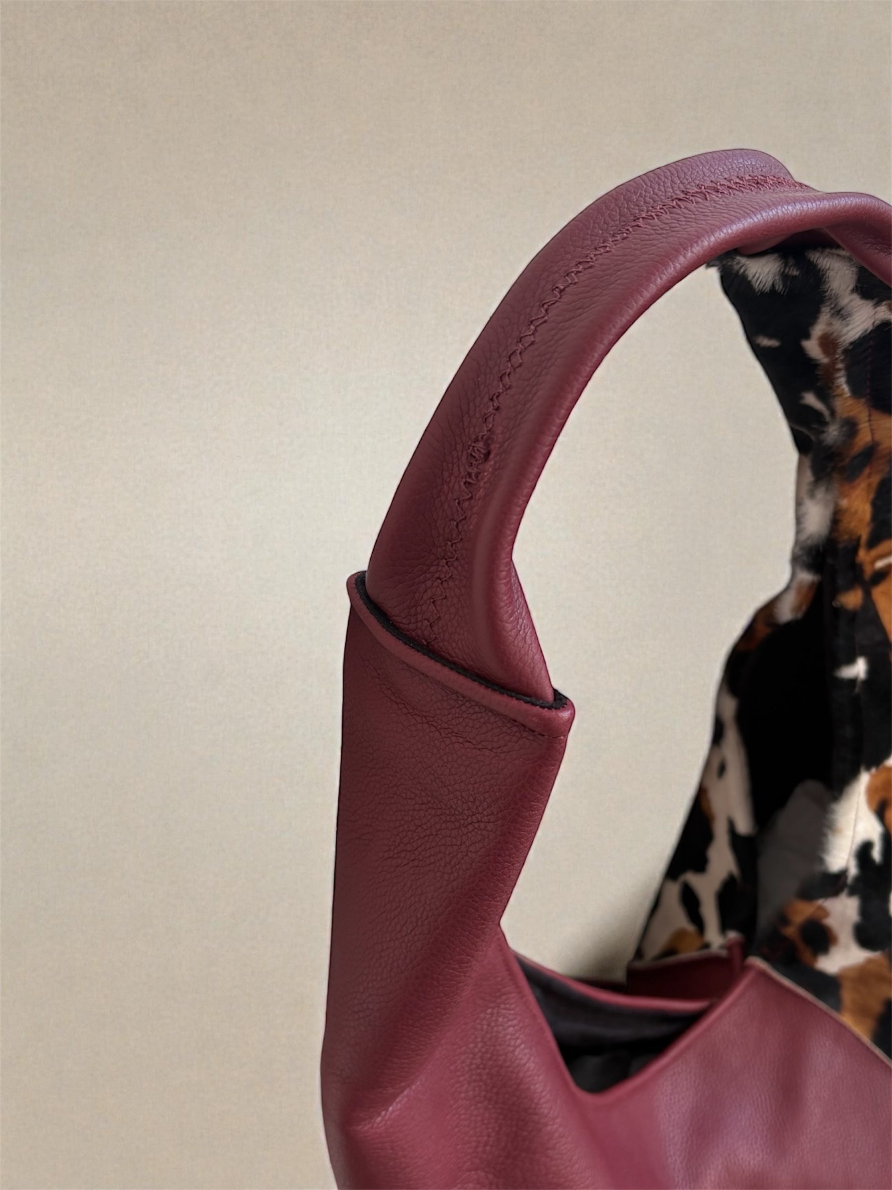 Borsa “Reborn” pelle bordeaux martellata & cavallino muccato