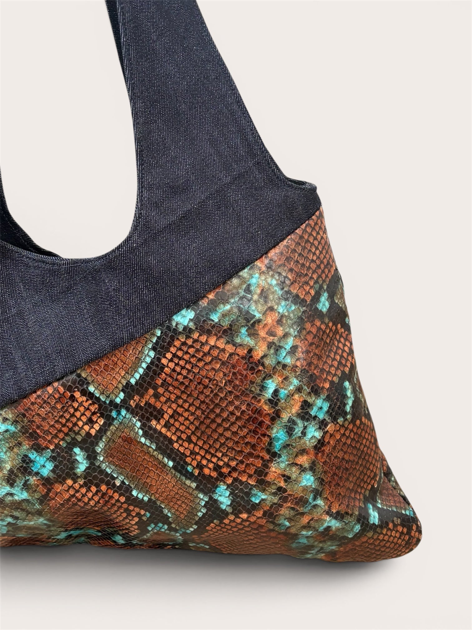 Borsa Reborn- Denim & pelle stampa pitonata turchese