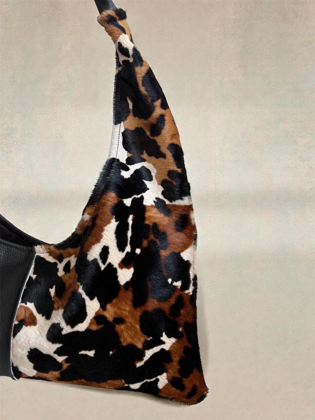 Borsa Reborn - cavallino muccato & pelle martellata nera