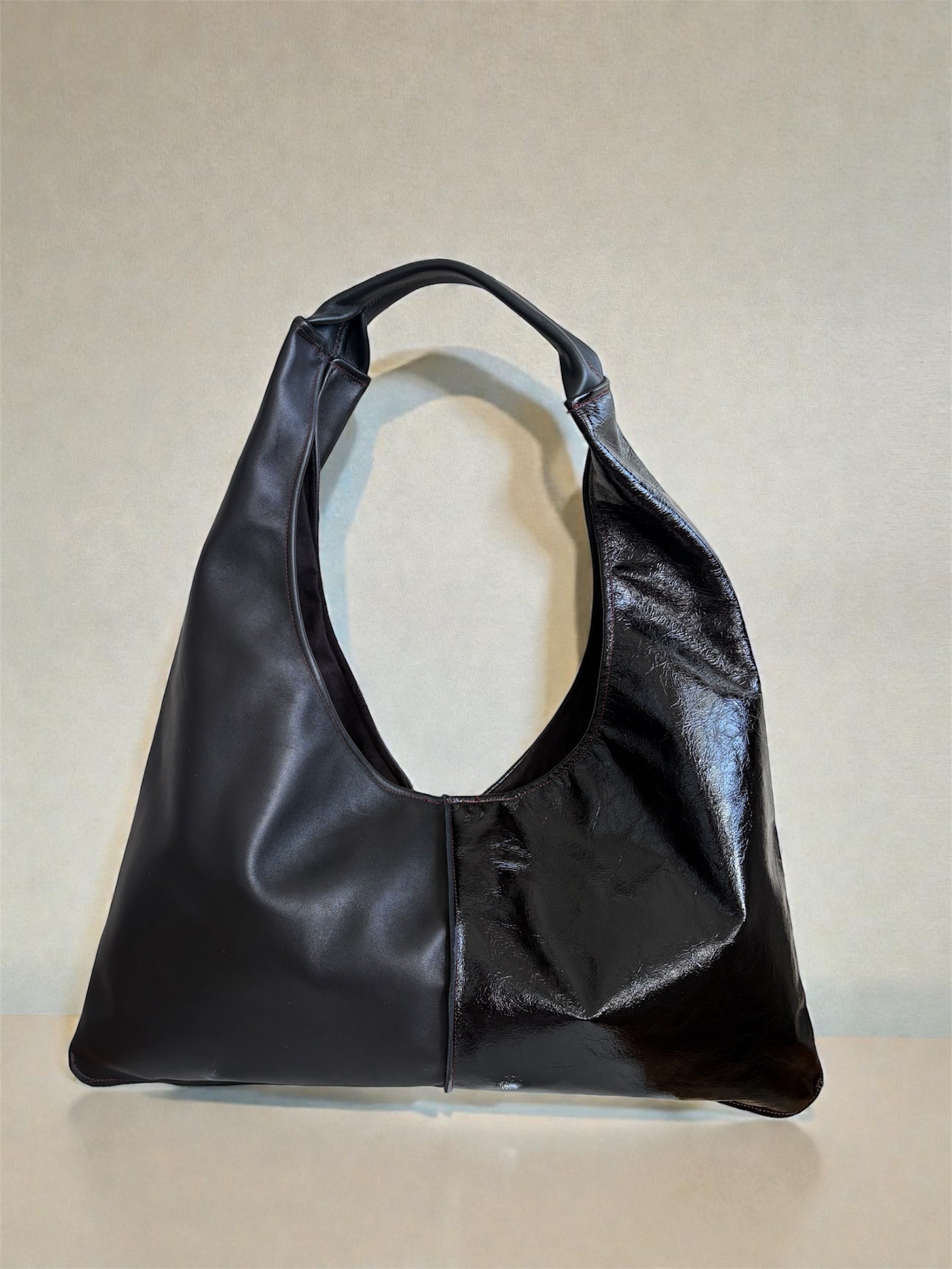 Borsa “Reborn” pelle lucida nera & pelle liscia nera