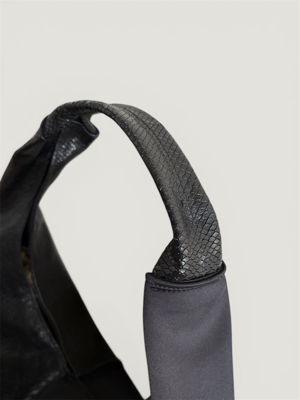 Borsa Reborn - pelle stampa pitonata & camoscio nero
