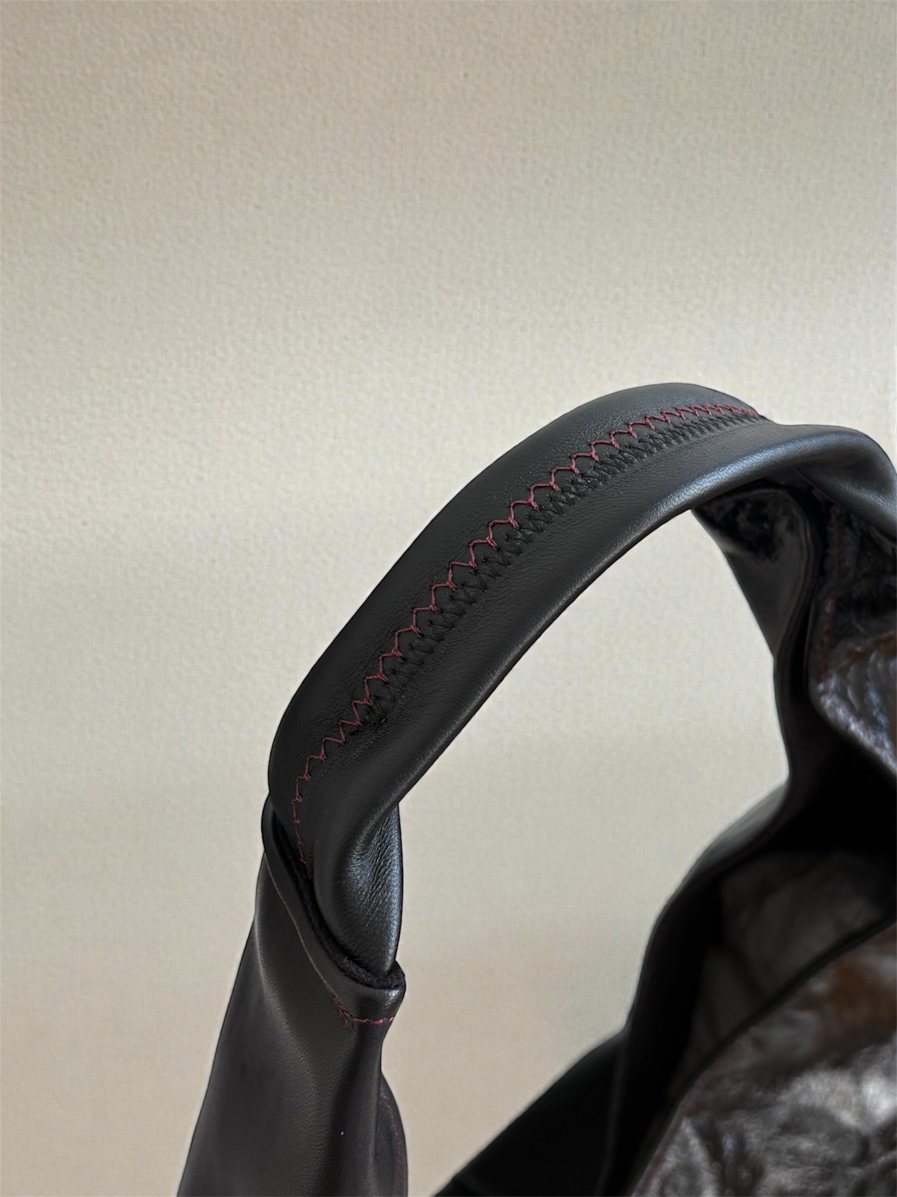 Borsa “Reborn” pelle lucida nera & pelle liscia nera